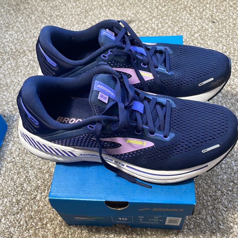 Brooks Adrenaline GTS 22 SIZE: 10